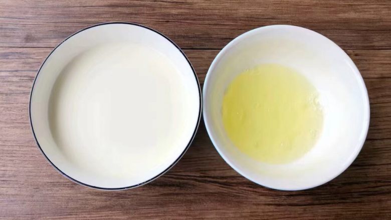 干贝苦瓜羹,把淀粉放入碗里，倒入适量水调成水淀粉，把一个蛋清打入碗里待用（只要蛋清，蛋黄不要）。