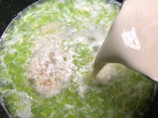 干贝苦瓜羹,倒入水淀粉，一边倒一边用筷子快速搅拌，调至自己喜欢的浓稠度，加入少许鸡精调匀即可出锅。