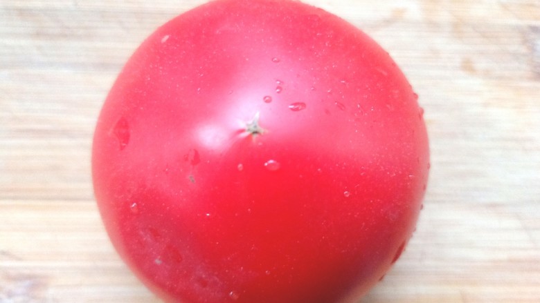 鸡肉蔬菜饼汉堡,<a style='color:red;display:inline-block;' href='/shicai/ 59'>番茄</a>洗净