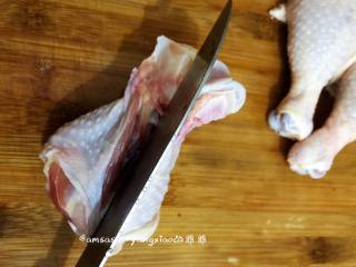 盐焗鸡腿肉,竖着切一刀，轻轻松松就把鸡腿肉给取下来了