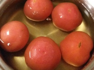 番茄鸡肉手擀面,泡好的木耳开水煮一会儿 捞出  开水汆烫番茄易于剥皮