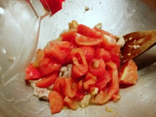 番茄鸡肉手擀面,鸡肉炒至发白色  放入番茄块
