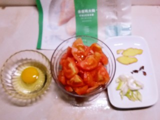 番茄鸡肉手擀面,番茄剥皮后切大块 鸡蛋打散 葱姜切片  八角3小瓣