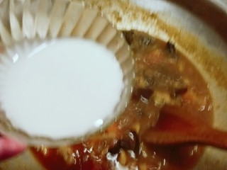 番茄鸡肉手擀面,放入水淀粉和盐