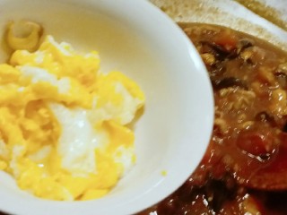 番茄鸡肉手擀面,汤汁变浓稠 放入炒好的鸡蛋 翻炒均匀关火
