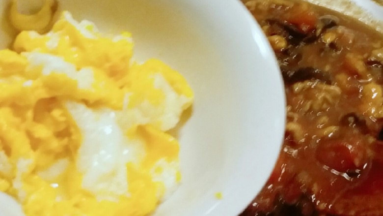 番茄鸡肉手擀面,汤汁变浓稠 放入炒好的鸡蛋 翻炒均匀关火