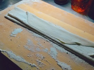 番茄鸡肉手擀面,上下折叠 每折叠一次都要放入干面粉隔离  以防粘连  切成面条  宽度随意