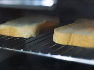 草莓果酱,搭配前一天用面包机做的白吐司 
配方来自《学徒面包师》 
切2cm厚 烤箱上火200度 不预热 烤箱上层5分钟