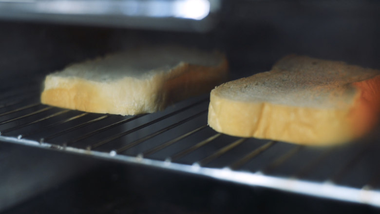 草莓果酱,搭配前一天用面包机做的白吐司 
配方来自《学徒面包师》 
切2cm厚 烤箱上火200度 不预热 烤箱上层5分钟