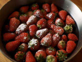 草莓果酱,首先把草莓洗干净　用小苏打泡一泡
