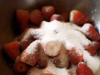 草莓果酱,倒入草莓三分之一重量的糖
