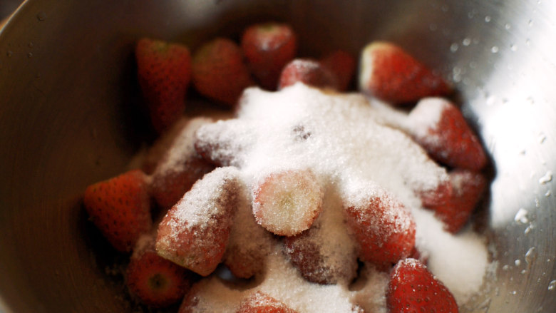 草莓果酱,倒入草莓三分之一重量的糖