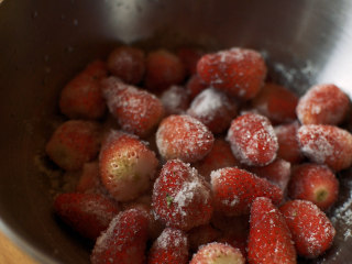 草莓果酱,摇一摇 让草莓都裹上砂糖
静置三小时以上 让草莓出水