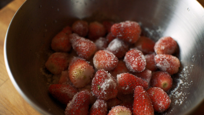 草莓果酱,摇一摇 让草莓都裹上砂糖
静置三小时以上 让草莓出水