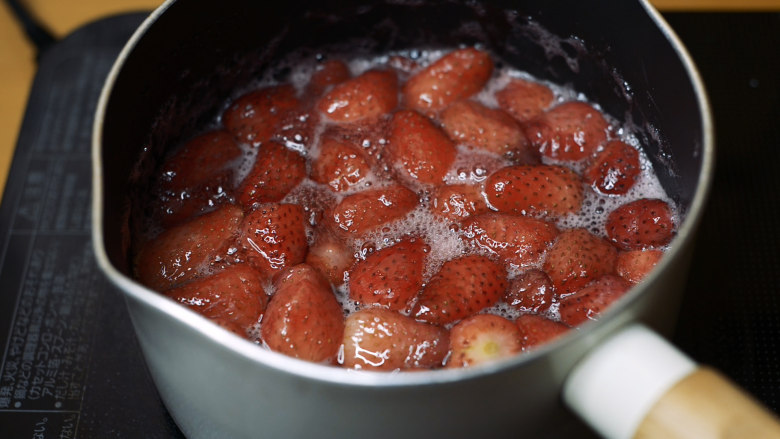 草莓果酱,开中火
厨房里充满草莓和糖的香味