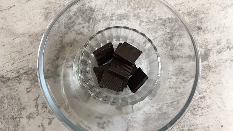 奥利奥巧克力雪糕,75g的黑巧克力隔热水融化