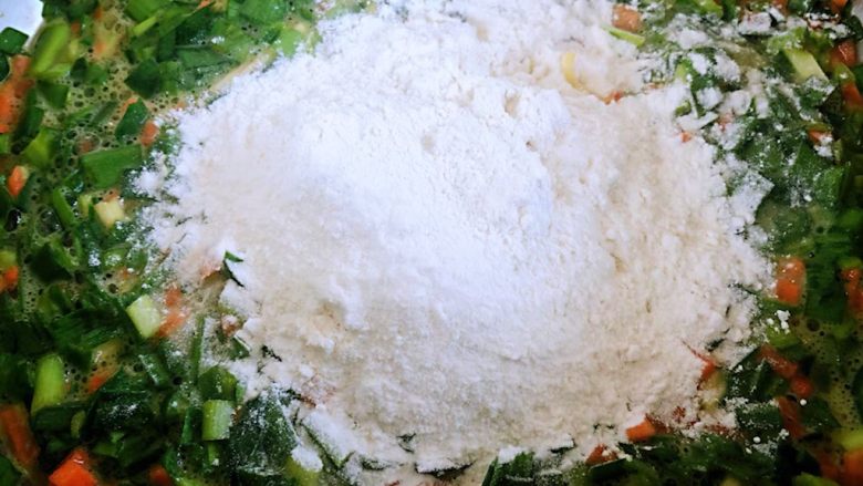 韭菜胡萝卜煎蛋饼,放入适量的面粉