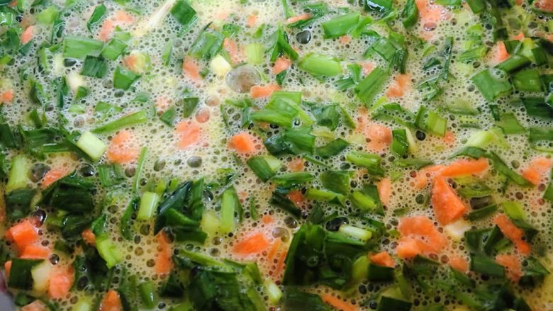 韭菜胡萝卜煎蛋饼,韭菜和胡萝卜放入蛋液中搅拌均匀