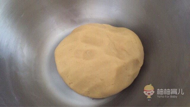 五瓣花小饼干,先用橡皮刮刀翻拌，使面粉和黄油混合，混合到差不多的时候，用手揉成柔软的面团；