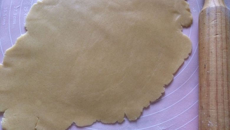 五瓣花小饼干,将面团用擀面杖擀开成0.3cm的薄片（可将面团垫在两张油纸或保鲜膜中间擀开，使面团不沾更好操作）；