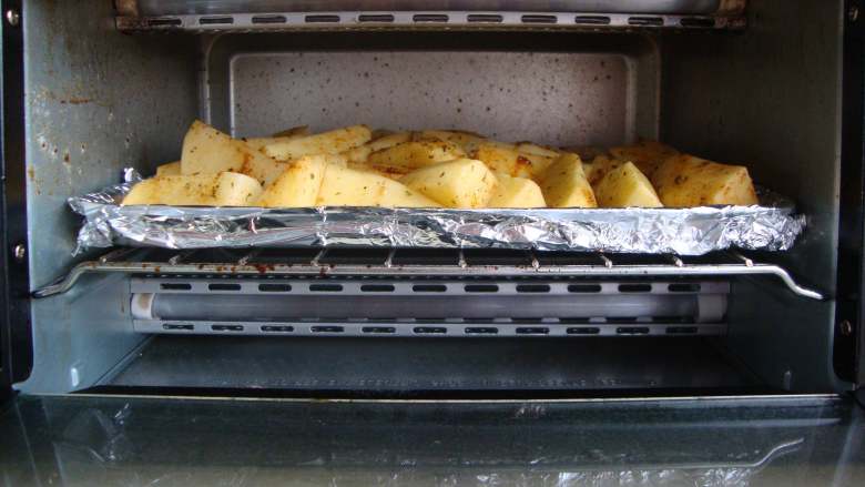 地中海风味烤薯角,上下火，烤至表面金黄微焦即可