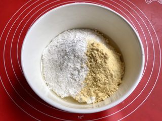 棉花糖饼干汉堡,加入过筛的低粉和玉米面粉。