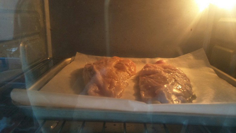 鸡胸扒意面,腌制好的肉放入预热好的200度烤箱烤二十分钟。烤箱温度根据自家的调节，鸡扒烤熟即可。