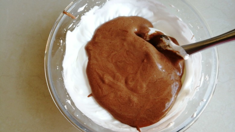 4寸可可蛋糕,将拌好的蛋糕糊倒入剩余的蛋白霜里，用同样的翻拌手法拌均匀