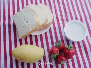 酸奶草莓抱抱卷,准备蛋糕坯或者是吐司面包、稠一点的酸奶、喜欢吃的水果