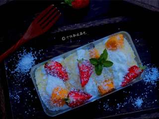 酸奶草莓抱抱卷,海绵蛋糕配上香甜的酸奶， 大大的草莓中和了酸奶的甜腻