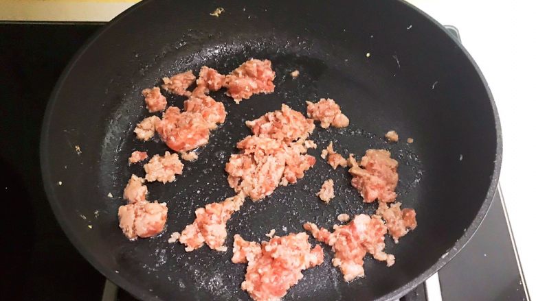 避风塘炒饭,锅里加入1小勺玉米油烧热后加入猪肉末
