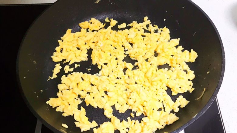 避风塘炒饭,利用锅里的余油炒鸡蛋，把鸡蛋变成小碎块