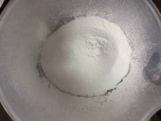 卡通马琳糖（无需熬糖版）,将玉米淀粉和糖粉混合后过筛。