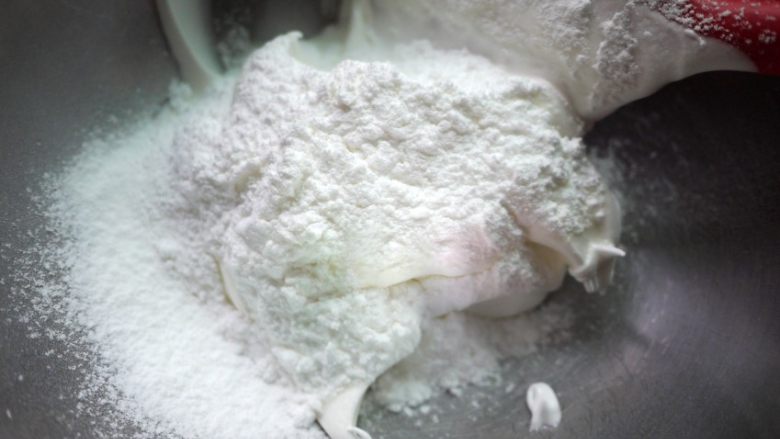 卡通马琳糖（无需熬糖版）,把粉类加入到蛋白霜中，用切拌的方式混合至无明显干粉。