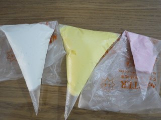 卡通马琳糖（无需熬糖版）,蛋白霜加入食用色素，混合均匀后装入裱花袋备用。