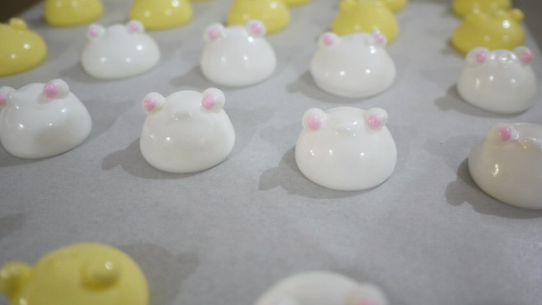 卡通马琳糖（无需熬糖版）,小白熊的耳朵里挤少许粉色蛋白霜。