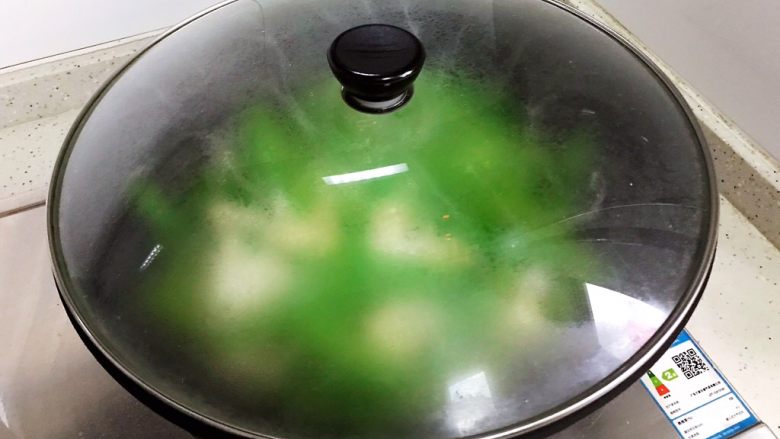 百合玉菇荷兰豆,盖上锅盖，小火焖煮2分钟