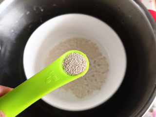 奶油吐司,牛奶加热至温热，把酵母放入其中搅拌均匀，静置2分钟，