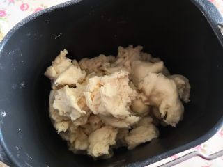 奶油吐司,将发酵好的面团撕成小块，放入面包机里，