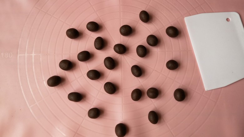 咖啡豆豆小饼干,切分成大小合适的面剂子（每个约3克），放手心里搓成椭圆形。