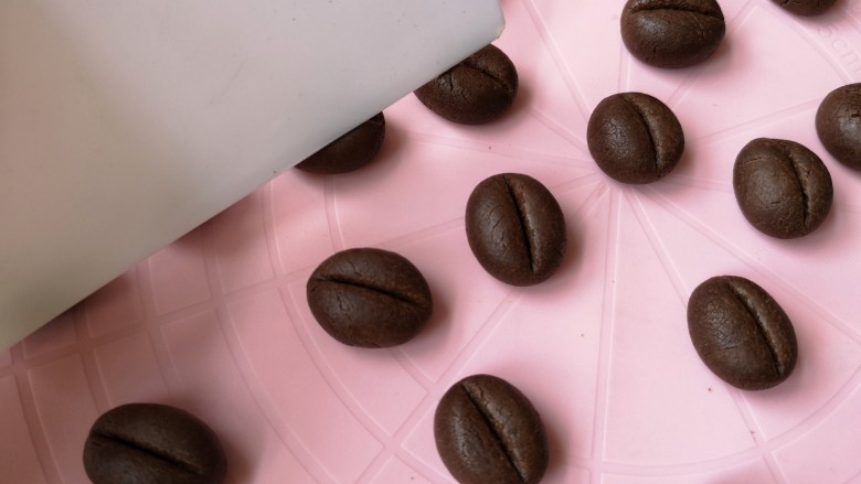 咖啡豆豆小饼干,用切面刮板在上面压出印，做出咖啡豆的形状。