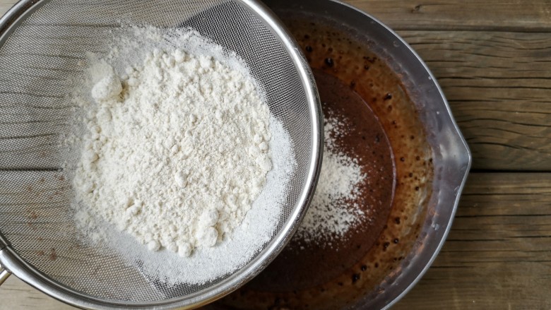 咖啡豆豆小饼干,筛入120克苦荞蛋糕粉（可直接用低筋面粉）。