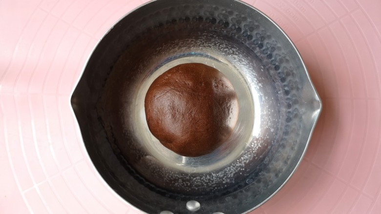 咖啡豆豆小饼干,揉成光滑面团，盖保鲜膜放入冰箱冷藏1小时。（注意是冷藏不是冷冻！）