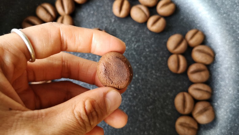 咖啡豆豆小饼干,烘至底面微焦，咖啡豆上表面完全干透外表变硬即可。（切记控制好火候，全程小火加盖烘）