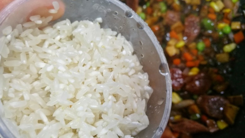 香到流口水的香菇腊肠焖饭,加一勺清洗好的米。