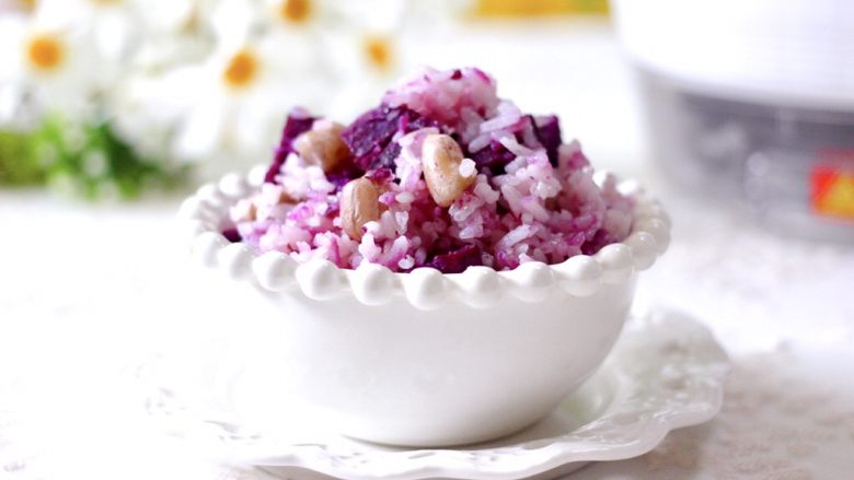 紫薯花生双米饭,把蒸好的紫薯花生米饭饭，盛到碗里就可以享用了。
