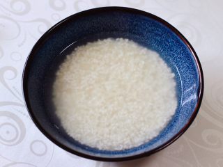 紫薯花生双米饭,大米提前用清水浸泡一会儿。