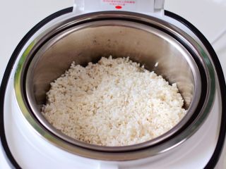 紫薯花生双米饭,把清洗干净的大米和糯米，放入电饭煲里。