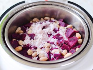 紫薯花生双米饭,紫薯花生米饭，颜值爆棚又清香可口，而且米粒晶莹剔透太诱人了，这种蒸饭，还原了古法，是真正的柴火饭，把复杂的做法用智能程序简化了。