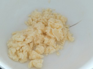 酥渣渣桃酥饼,用刮刀把黄油细砂糖融合在一起。